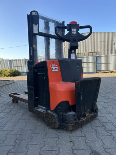 Paleciak elektryczny z masztem  Toyota BT SWE200D