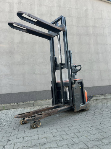 Paleciak elektryczny z masztem  Toyota BT SWE200D