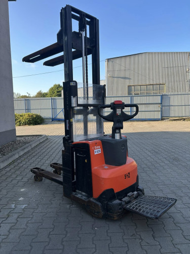 Paleciak elektryczny z masztem  Toyota BT SWE200D