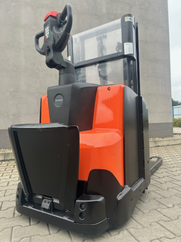 Wózek paletowy z masztem  Toyota BT SWE 200D