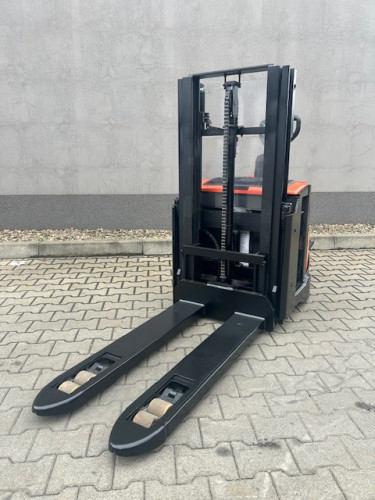 Wózek paletowy z masztem  Toyota BT SWE 200D