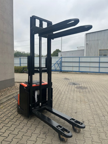 Wózek paletowy z masztem  Toyota BT SWE 200D