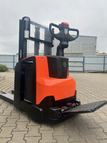 Wózek paletowy z masztem  Toyota BT SWE 200D