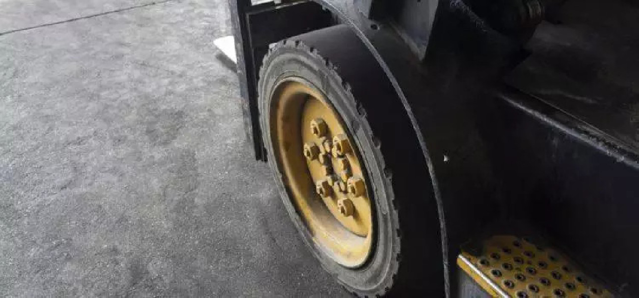 Kiedy jest konieczna wymiana opon w wózkach widłowych?